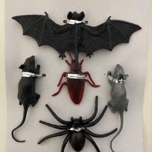 PLASTIC ANIMALS BAT+SPIDER+RAT+ROACH/CAR