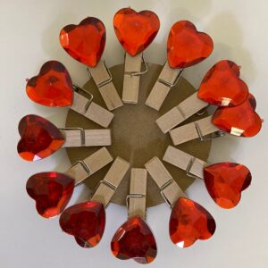 WOODEN CLIP SET HEART W/ROPE 12PCS/APCK