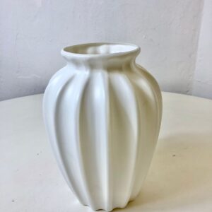 VASE PLASTIC WHITE OVAL TABLE TOP 9X19CM