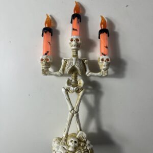 B/O LIGHT CANDLE ON SKELETON IN BOX 28CM